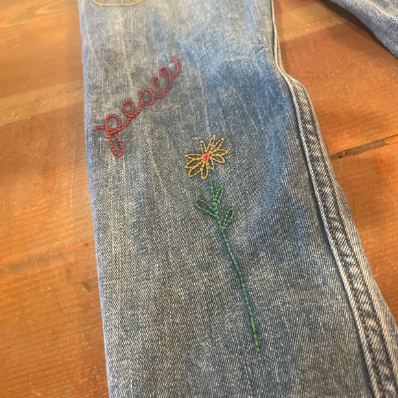 Super cute embroidered peace jeans - Picture 5 of 9